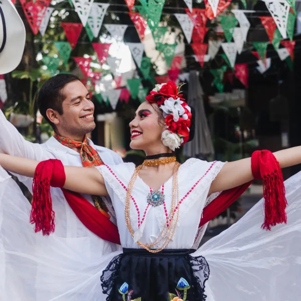 Latin,Couple,Of,Dancers,Wearing,Traditional,Mexican,Dress,From,Veracruz